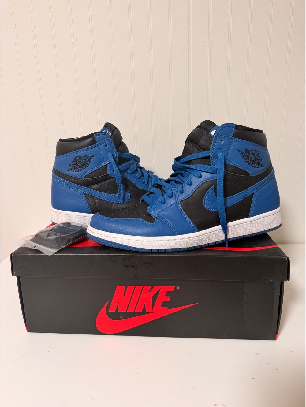 Nike Air Jordan 1 Retro High OG Royal Blue Black White Sneakers Size 10 - Picture 1 of 3